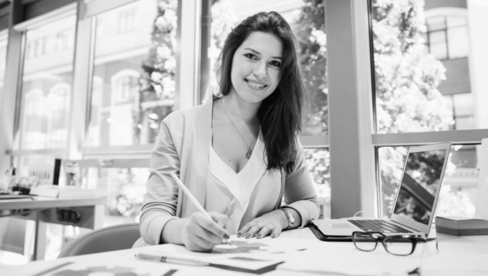 Professionnels collaborant sur des projections budgétaires avec des outils numériques