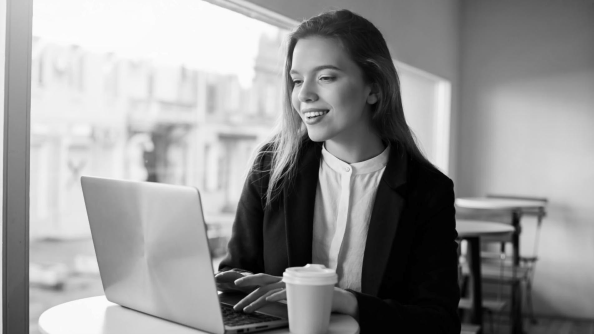 Participants collaborant sur une analyse budgétaire