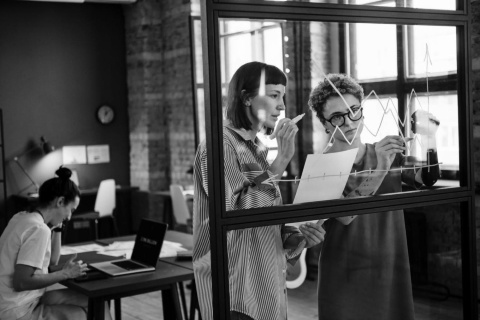Équipe analysant des données financières lors d'une session de formation pratique